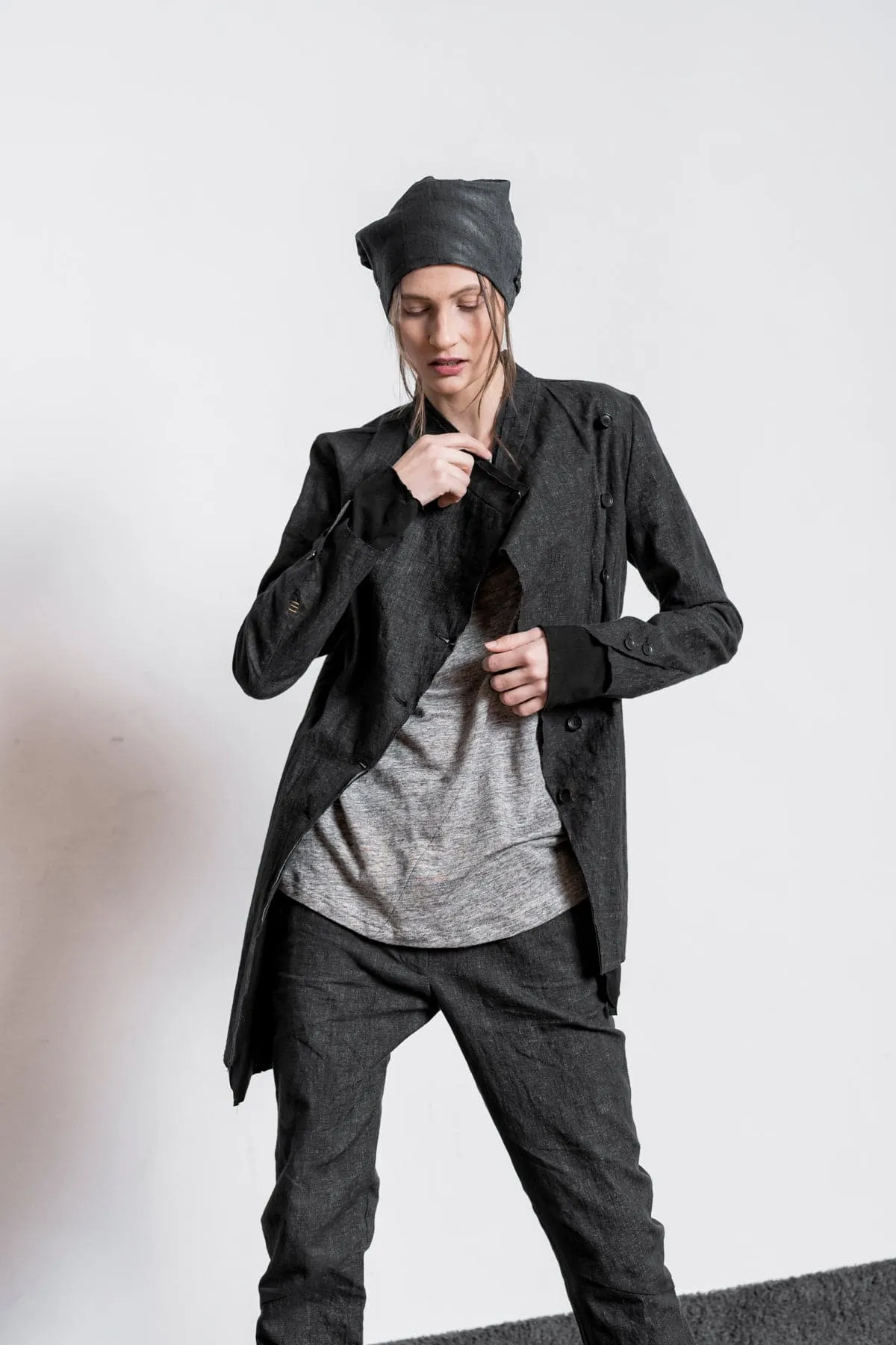 eigensinnig wien | Camus | Asymmetrische, schwarze Biker Jacke für Damen aus beschichtetem Leinen