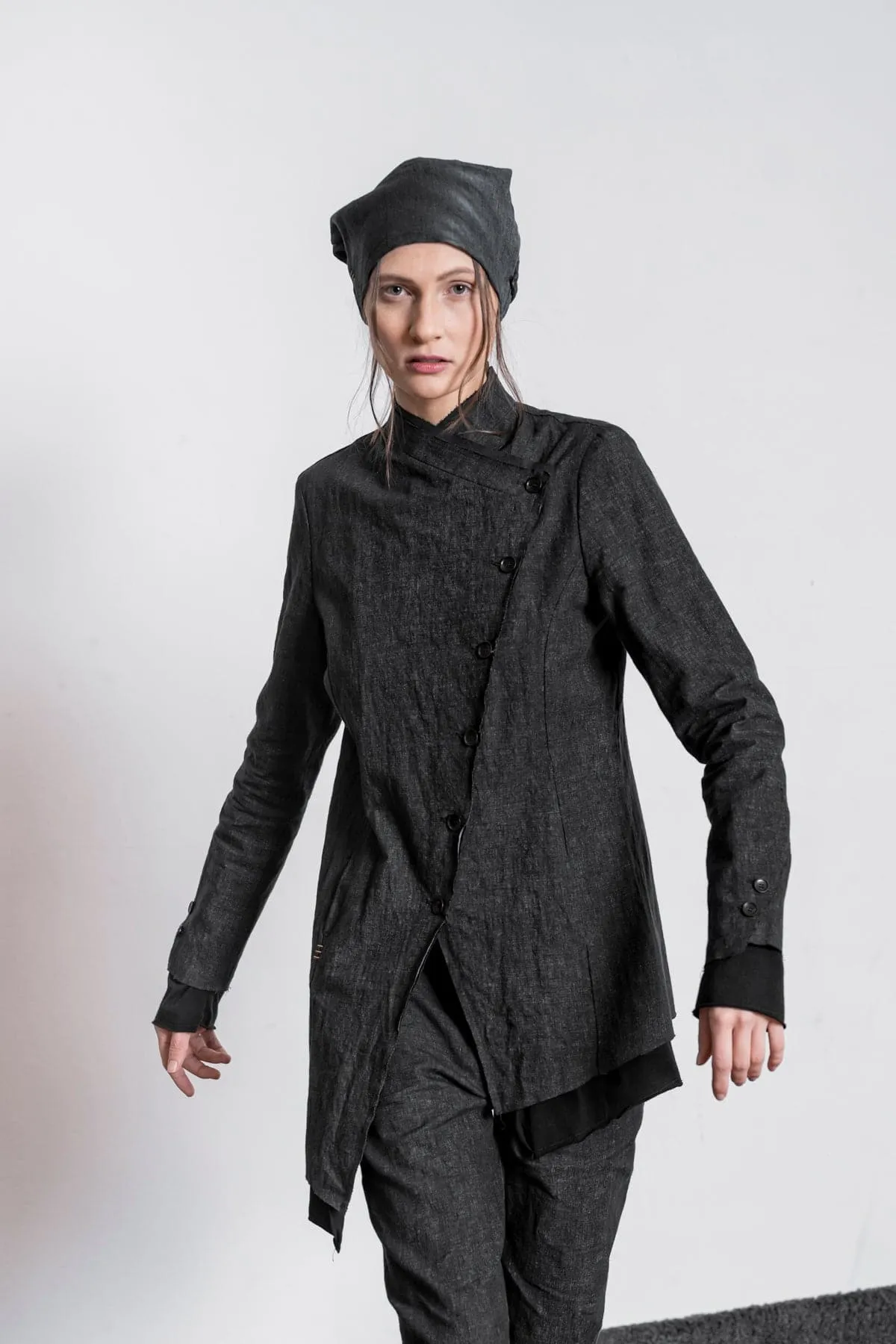 eigensinnig wien | Camus | Asymmetrische, schwarze Biker Jacke für Damen aus beschichtetem Leinen