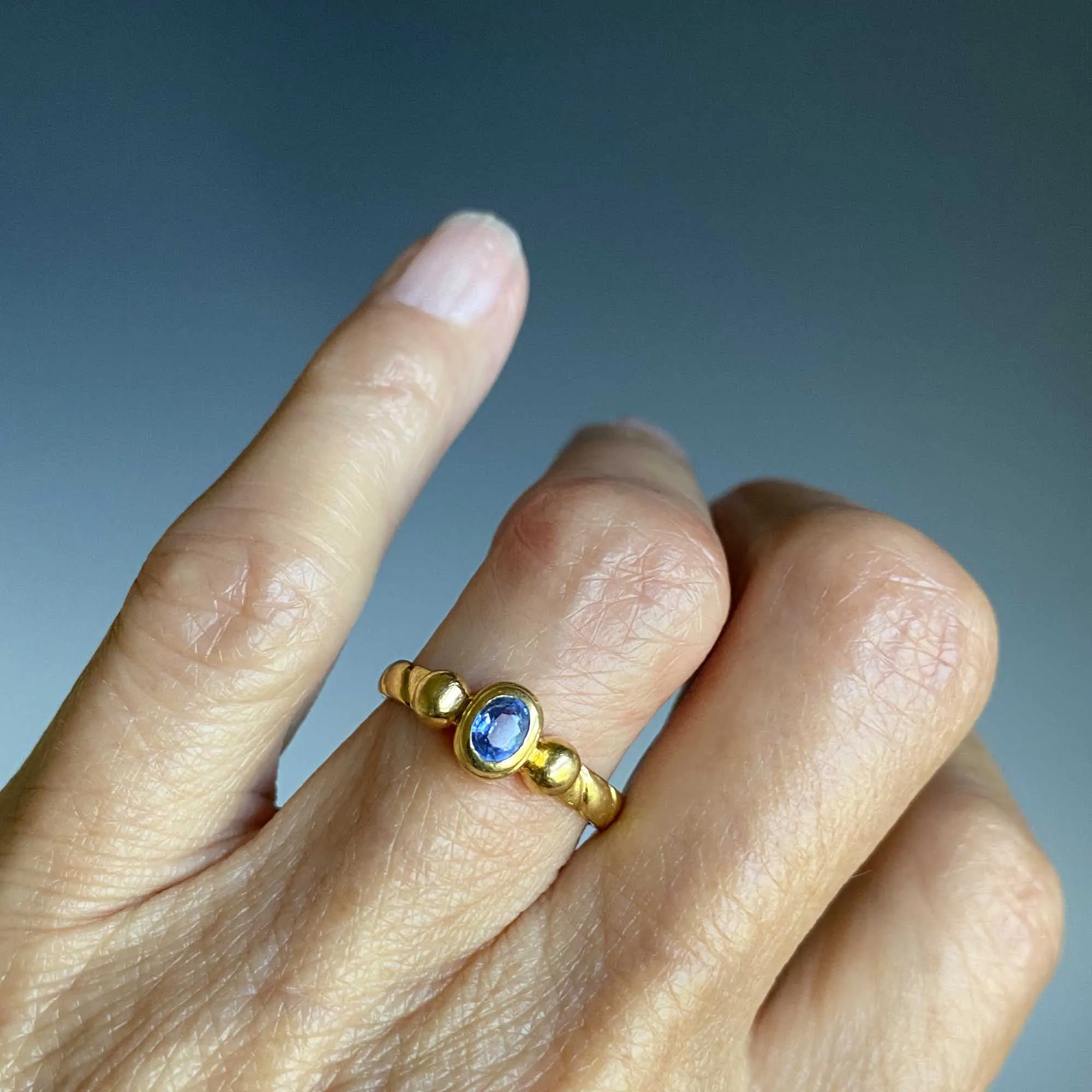 Vintage 18K Gold Natural Sapphire Band Ring